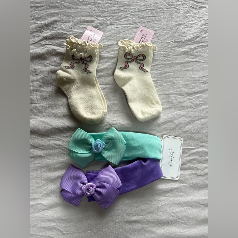 2 pair of socks and 2 head band for girls‎